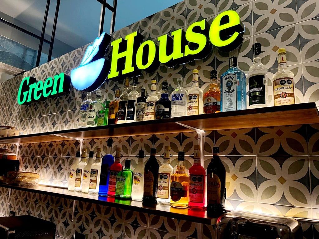 Barra de Green House con letrero de neón