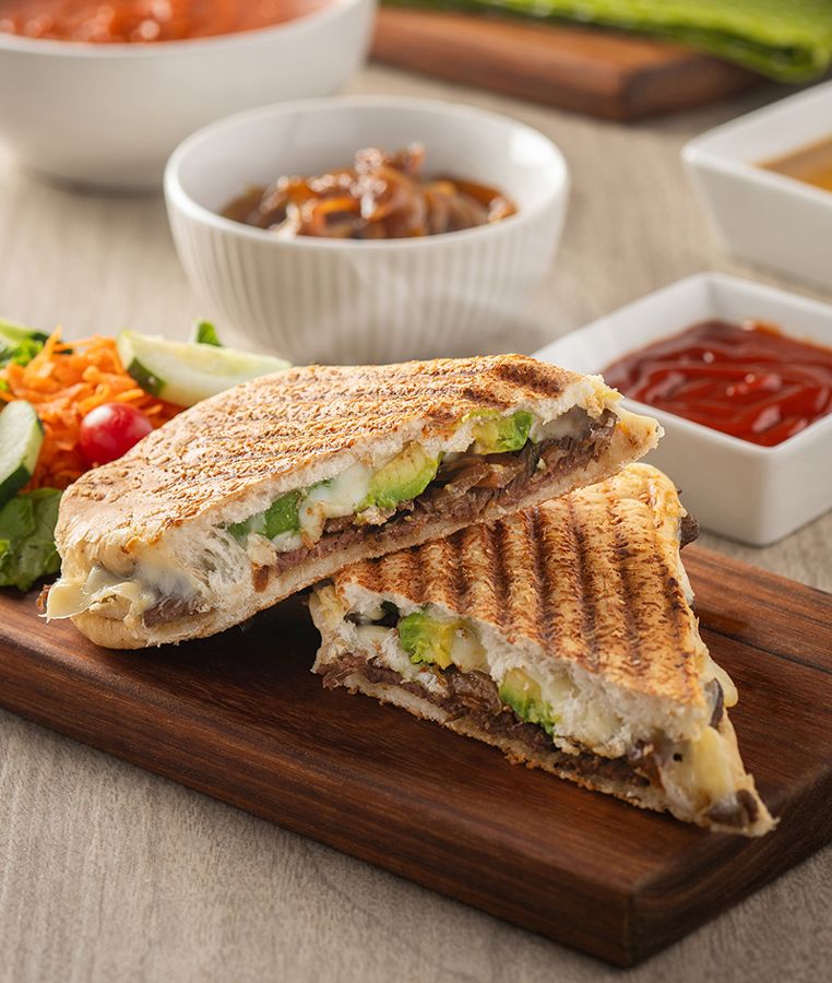 Panini dorado con guarnición